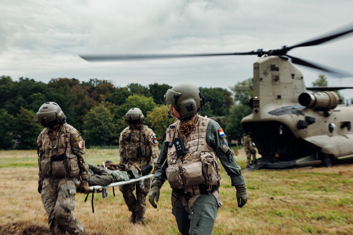 DefensieMin's tweet photo. Medic Falcon is in volle gang. Onze Chinook- en NH90-bemanningen oefenen samen met ziekenhuizen en hulpverleners hoe we gewonden door de lucht snel naar de juiste plek kunnen brengen. Door samen te oefenen, weten we wat we van elkaar kunnen verwachten als iedere seconde telt. https://t.co/p6RBUfSyHR