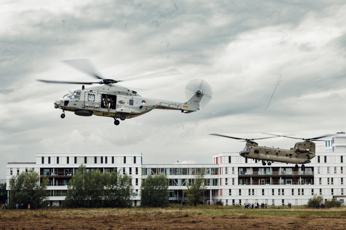 DefensieMin's tweet photo. Medic Falcon is in volle gang. Onze Chinook- en NH90-bemanningen oefenen samen met ziekenhuizen en hulpverleners hoe we gewonden door de lucht snel naar de juiste plek kunnen brengen. Door samen te oefenen, weten we wat we van elkaar kunnen verwachten als iedere seconde telt. https://t.co/p6RBUfSyHR