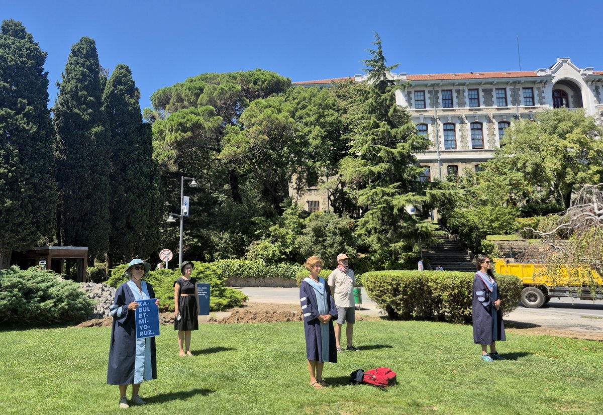 yunusunbabasi's tweet photo. 20 Ağustos 2026 Boğaziçi Üniversitesi Akademisyenleri Nöbeti no. 1377. Direnişin 6. yılı/2055. günü @UniBogazici #KabulEtmiyoruzVazgeçmiyoruz
August 20, 2026 Bogazici University Faculty Vigil #1377/6th year/2055th day of the resistance @unibogazici_en #WeDoNotAcceptWeDoNotGiveUp https://t.co/LiMNmmBTqn