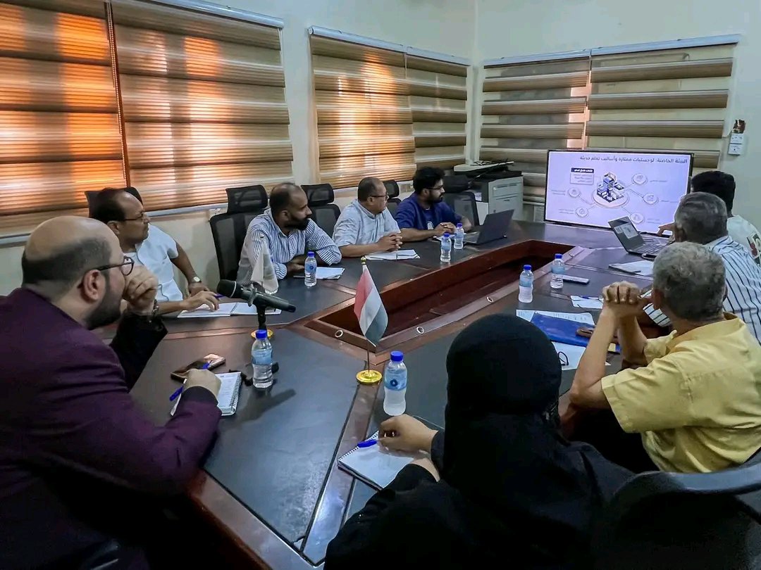 bawzyr57097's tweet photo. #الجفري ينقل تحايا الرئيس عيدروس الزُبيدي لمنسقية انتقالي جامعة حضرموت ويطّلع على سير أعمالها وبرامجها المقبلة  

المكلا / إعلام المنسقية / 20 اغسطس 2026م

التقى الأستاذ علي الجفري، عضو هيئة رئاسة المجلس الانتقالي الجنوبي العربي ورئيس الهيئة التنفيذية للقيادة المحلية للمجلس بمحافظة حضرموت، بالهيئة التنفيذية لمنسقية المجلس الانتقالي الجنوبي العربي بجامعة حضرموت، برئاسة الدكتورة لمياء بن صنة، القائم بأعمال نائب رئيس الهيئة التنفيذية للمنسقية.  

وفي مستهل اللقاء، نقل الأستاذ علي الجفري تحايا الرئيس القائد عيدروس قاسم الزُبيدي، رئيس المجلس الانتقالي الجنوبي العربي، لقيادة وفرق العمل بالمنسقية، مؤكداً اهتمام وحرص سيادته بالشباب بشكل عام والطلاب بشكل خاص باعتبارهم الركيزة الأساسية لبناء المستقبل.
 من جانبها، رحبت الدكتورة لمياء بن صنة بالأستاذ الجفري، ونقلت له تطمينات حول الحالة الصحية للدكتور حسن صالح الغلام العمودي، رئيس الهيئة التنفيذية للمنسقية، عقب نجاح العملية الجراحية التي خضع لها، متمنيةً له التوفيق والشفاء العاجل والعودة القريبة لممارسة مهامه التنظيمية.  

واستمع الجفري خلال اللقاء إلى إحاطة شاملة تناولت تقييم برنامج التصعيد السلمي ومستوى تنفيذه والنتائج المحققة خلال مراحله الماضية، إلى جانب استعراض أبرز التحديات والصعوبات التي تعترض سير عمل المنسقية وسبل وضع المعالجات المناسبة لها.  

كما ناقش المجتمعون التحضيرات والتجهيزات الجارية لإقامة الملتقى الطلابي الصيفي الثالث، مع استعراض الترتيبات الفنية واللوجستية المتعلقة بتنفيذه، بما يضمن تعزيز دوره في إشراك الطلاب وتفعيل حضورهم ومشاركتهم الفاعلة في مختلف الأنشطة والبرامج الأكاديمية والشبابية.  

وشدد اللقاء على أهمية التنسيق المشترك والكامل بين الهيئة التنفيذية للمجلس بمحافظة حضرموت ومنسقية جامعة حضرموت، وتكامل الجهود بما يخدم الأهداف العليا للمجلس الانتقالي الجنوبي.  

وأكد الجفري في ختام اللقاء على أهمية مواصلة العمل بروح الفريق الواحد، وتجاوز الصعاب، وتعزيز دور المنسقية في الأوساط الأكاديمية والإدارية والطلابية، بما يواكب متطلبات المرحلة ويخدم أهداف العمل الوطني الجنوبي.