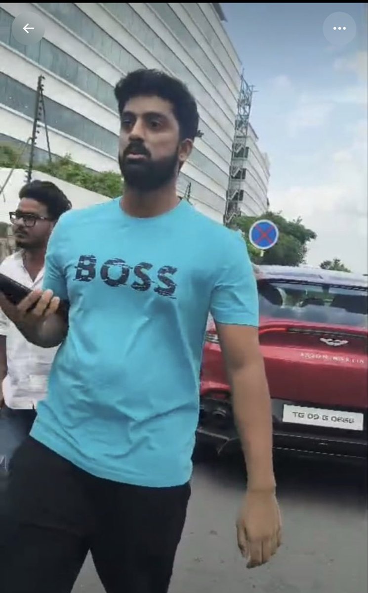 ashuvemulapalli's tweet photo. జనసేన పార్టీ ఎంపీ .. లింగమనేని రమేష్ కుమారుడు సంజుష్ .. రోడ్డు డ్రైవింగ్ చేస్తున్న కారు ప్రమాదంలో భారతి ముఖి అనే యువతి చనిపోయింది .. 

ఇనార్బిట్ మాల్ ఎదురుగా రోడ్డు క్రాస్ చేస్తున్న భారతి ముఖిని సంజుష్ కారు ఢీకొట్టింది .. భారతి ఇనార్బిట్ మాల్ లో లైఫ్ స్టైల్ లో పని చేస్తూ లంచ్ కోసం ఐటీసీ కోహినూర్ హోటల్ పక్క రోడ్డు లో ఉండే ఫుడ్ స్టాల్స్ కి వచ్చి తిరిగి వెళ్తుండగా ఈ ప్రమాదం .. తీవ్రగాయాలైన భారతిని .. అదే కారులో అపోలో హాస్పిటల్ కి తీసుకెళ్లినప్పటికీ ఆమె ప్రాణాలు కోల్పోయింది .. 

ప్రస్తుతం సంజుష్ పై మాదాపూర్ పోలీసులు కేసు నమోదు చేసి స్టేషన్ బెయిల్ ఇచ్చి పంపారు .. ప్రమాదానికి కారణమైన కారు లింగమనేని రమేష్ యాక్సిడెంట్ చేసినపుడు నడిపిన కారు Aston Martin DBX  ఖరీదు ఐదున్నర కోట్లు

ఇంత ఖరీదైన కారులో సొంతంగా డ్రైవ్ చేస్తూ వచ్చి యువతి ప్రాణం పోవడానికి కారణం అయ్యాడు లింగమనేని సంజుష్ 

అయితే ఘటన ఆదివారం జరిగితే ఇవాళ్టి వరకు విషయం బయటకు రాకపోవడం .. ఇపుడు సోషల్ మీడియాలో వివాదం అవుతోంది