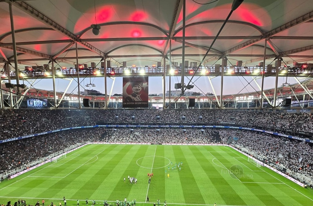 futbolarena's tweet photo. Beşiktaş-Kauno Zalgiris maçı öncesi yapılan anons: "Onlar kendi statlarında çalabilirler ama bütün dünyaya duyuran Beşiktaş taraftarıdır." https://t.co/U5zpCwI7NZ