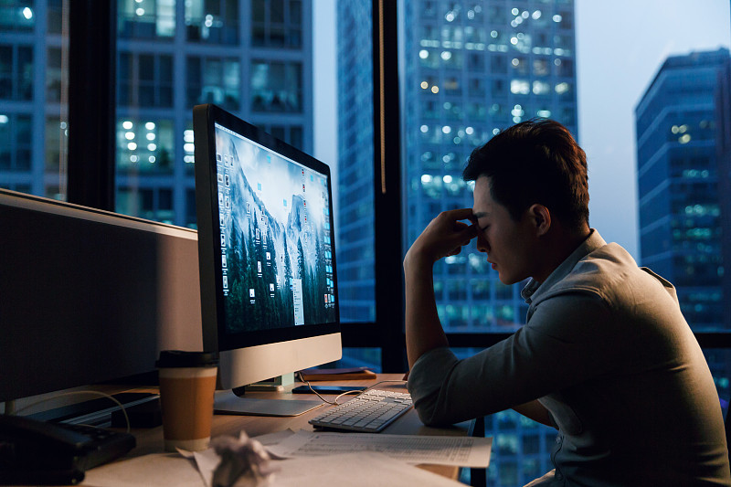 AhmadPasley's tweet photo. Another late night in the office with takeout coffee and my laptop—weekend vibe can wait till tomorrow.， https://t.co/AmAxvobGyY