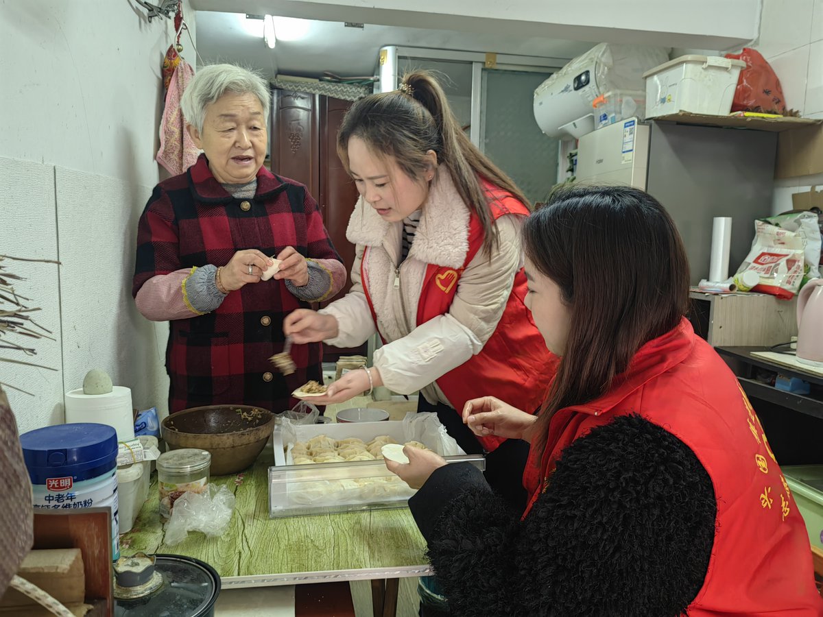 aum68558689's tweet photo. Spent a warm Saturday morning handing out care kits to elderly neighbors at the community center. Small acts can make big differences https://t.co/iiwWjtAf0r