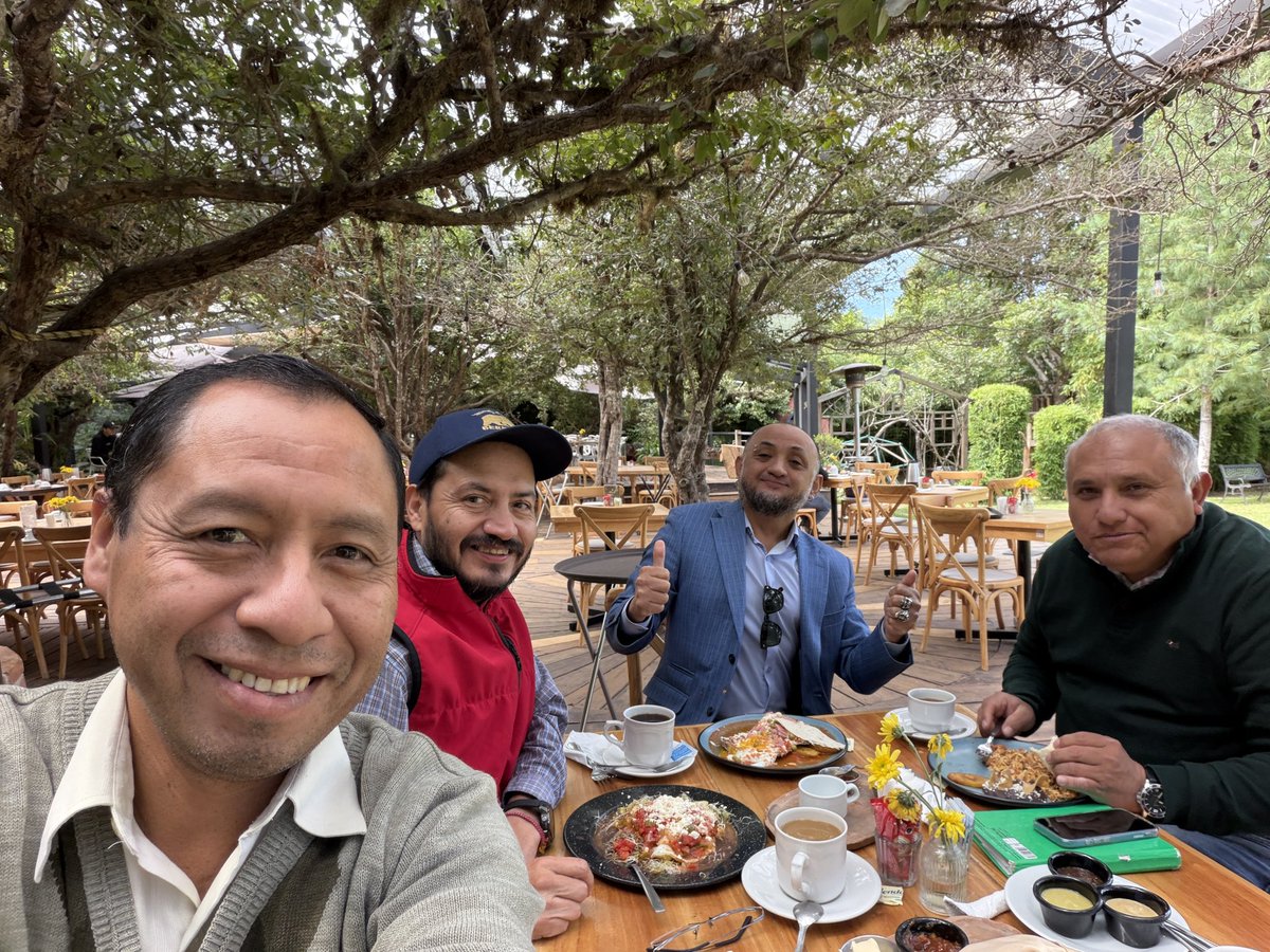 domingomezl's tweet photo. Festejando al Dr. José Bastiani Gómez por motivo de su cumpleaños. 🎂 

Muchas felicidades!!! 🎉🎊🎈 https://t.co/aTG1xXhArf