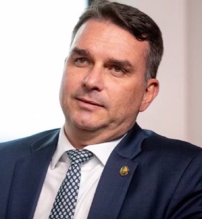 NewsLiberdade's tweet photo. 🚨URGENTE - Flávio Bolsonaro diz que já fez prestação de contas do Dark Horse

"Já aconteceu (…) a própria prestação de contas que foi feita do filme e foi vazada do processo, que responderam e viram que estava tudo certinho. Agora, quem tem que prestar conta é o Lula” https://t.co/vggFNjfSSs