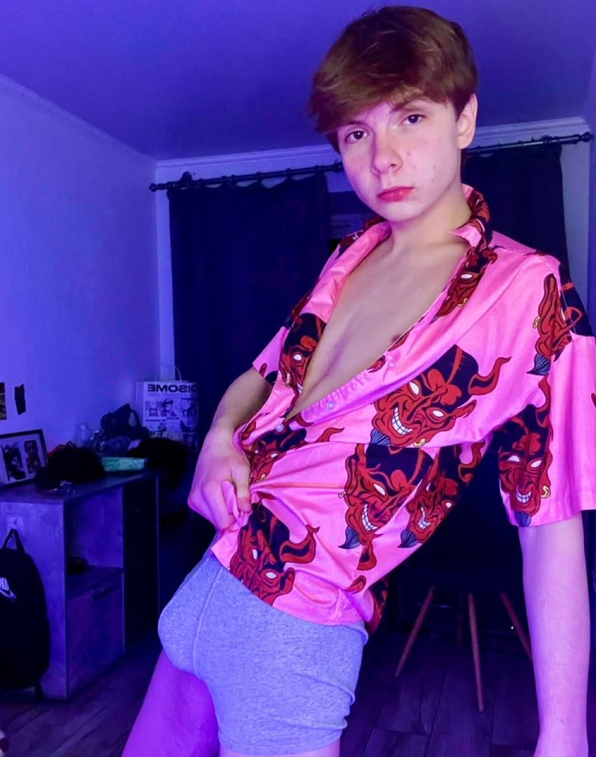 zayne_bright_'s tweet photo. Please follow 🏳️‍🌈 he got banned for sending too much nude on chat he need more followers 👇

https://t.co/enhmD2eHYH https://t.co/7ijqb0ZUUo