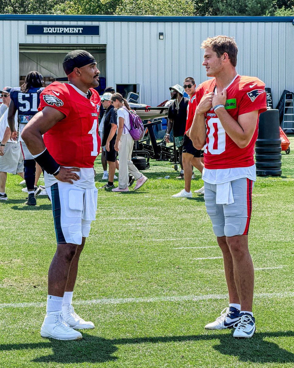 CooperDeJawn3's tweet photo. Describe this interaction in one sentence 😂 https://t.co/KRvHExZ1YF