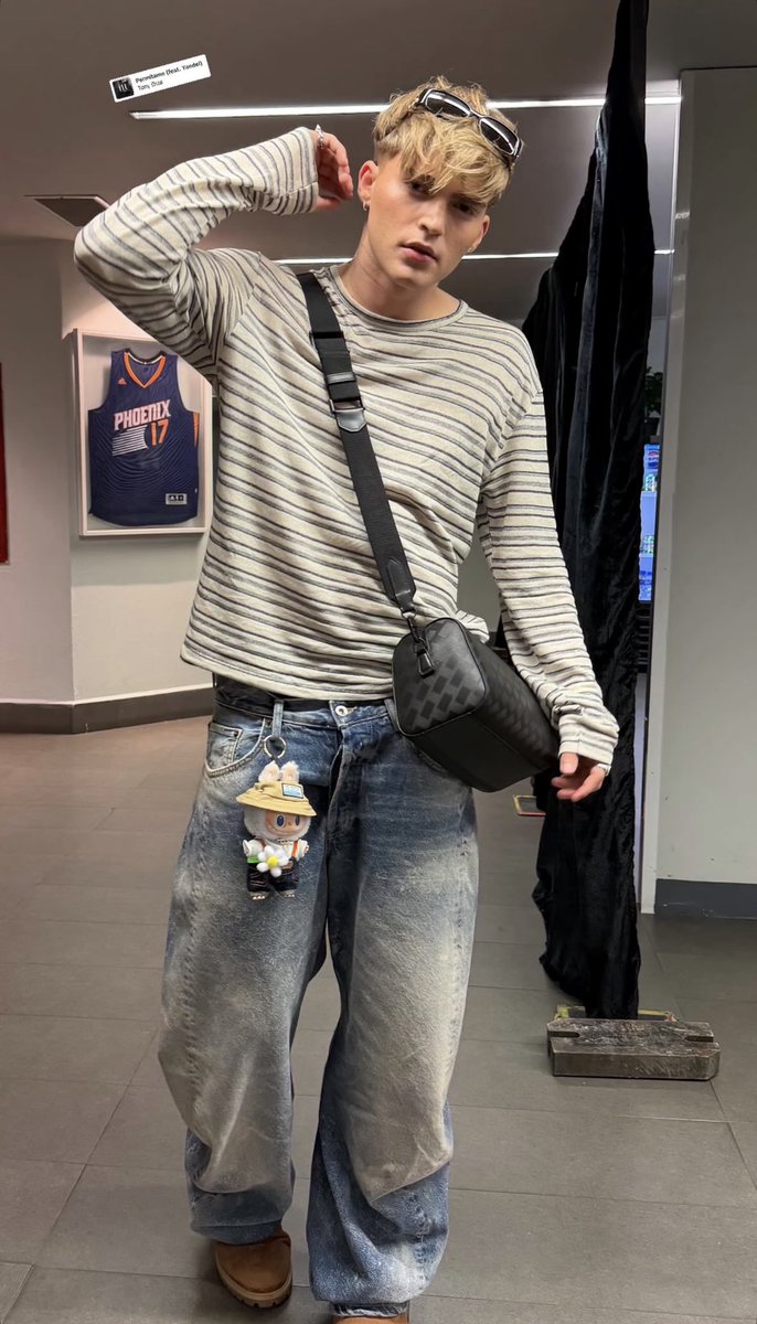 dualbravita's tweet photo. Gabi con su muñeco que es feo, pero lindo https://t.co/ogvcUiq1ob