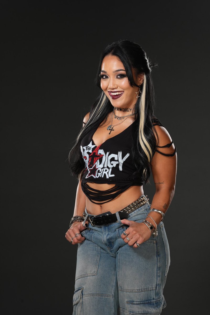 roxanne_wwe's tweet photo. Born to shine, destined to be a star ☆
My new Prodigy ☆ Girl tee is available NOW on WWE Shop. You’re welcome. ✨🖤⭐️

https://t.co/7ICCDqVXax https://t.co/9t7tZHPINQ