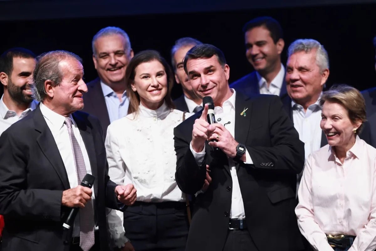 bolsonarotv_'s tweet photo. 🚨URGENTE | Mendonça manda derrubar vídeo com IA que liga Flávio a Vorcaro https://t.co/HmesNHlRey