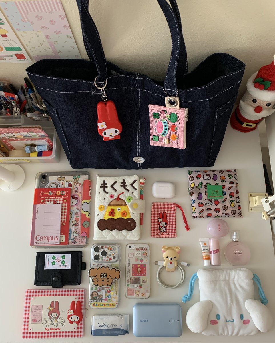 marauisxx's tweet photo. What’s in my bag 👨🏻‍🌾💭 https://t.co/q7o6HTySrt