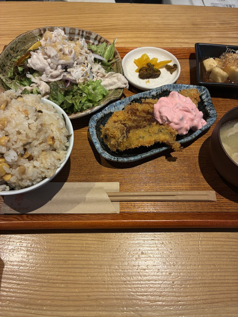 forestplussalon's tweet photo. 豚しゃぶサラダと魚フライの彩り定食🍚

サクサクのフライに、鮮やかなピンク色のタルタルソース！

とうもろこし入りのご飯や小鉢、お味噌汁も付いてボリューム満点でした😋

オカ

#豚しゃぶサラダ #魚フライ #定食ランチ #大阪グルメ https://t.co/7PCBZdoL7K