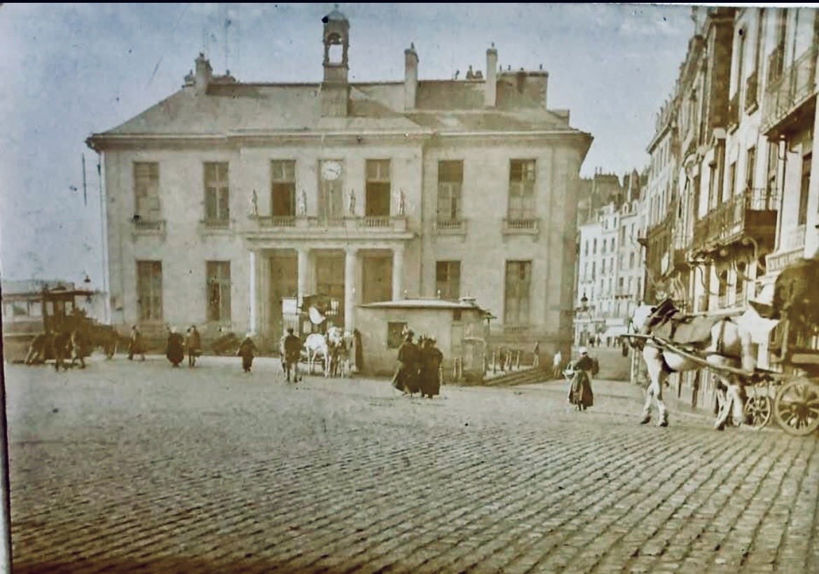 NantesVintage's tweet photo. #Nantes place du Commerce #Bretagne 1898 https://t.co/yLfcBgDRSr