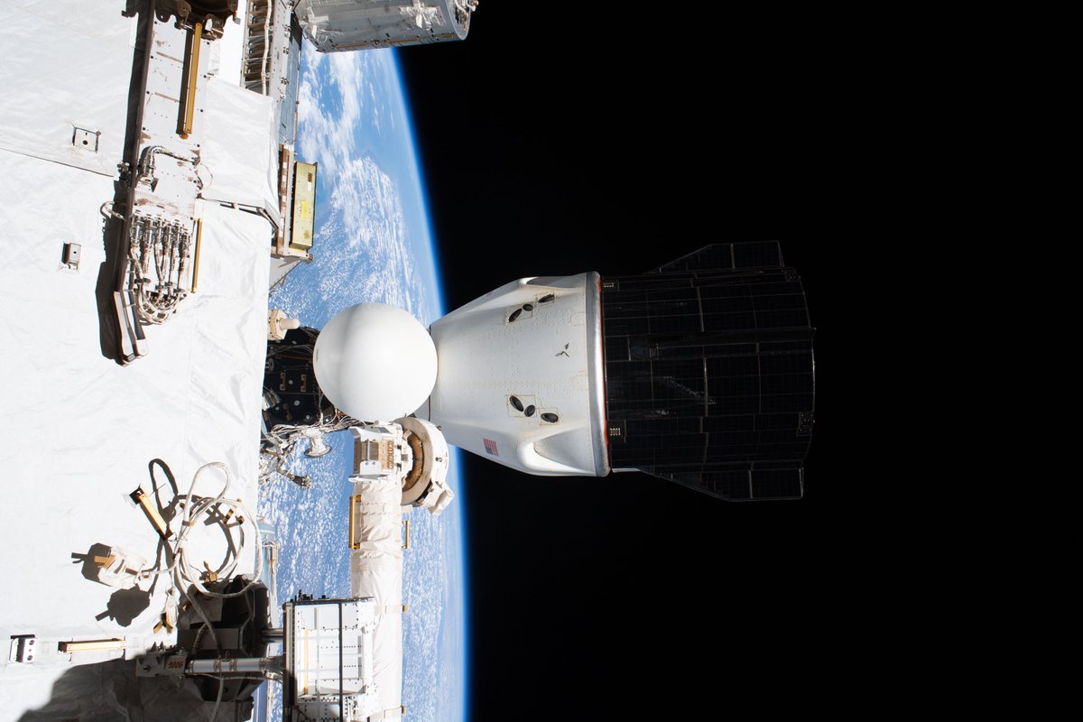 Soph_astro's tweet photo. [🇫🇷 version FR 👇] Day 188 orbit 2915 — A few pictures from my first EVA, straight from Anil's camera... and mine!

📸 @esa / @NASA 

Jour 188, orbite 2915 – Quelques photos de ma première sortie dans l’espace, tout droit sorties de l’appareil photo d’Anil… et du mien !

#εpsilon •@esaspaceflight • @Space_Station • @NASAJohnson • @ESA_fr • @CNES