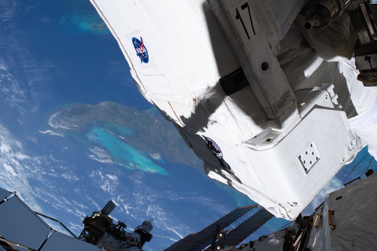 Soph_astro's tweet photo. [🇫🇷 version FR 👇] Day 188 orbit 2915 — A few pictures from my first EVA, straight from Anil's camera... and mine!

📸 @esa / @NASA 

Jour 188, orbite 2915 – Quelques photos de ma première sortie dans l’espace, tout droit sorties de l’appareil photo d’Anil… et du mien !

#εpsilon •@esaspaceflight • @Space_Station • @NASAJohnson • @ESA_fr • @CNES
