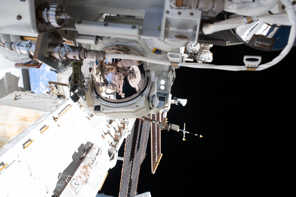 Soph_astro's tweet photo. [🇫🇷 version FR 👇] Day 188 orbit 2915 — A few pictures from my first EVA, straight from Anil's camera... and mine!

📸 @esa / @NASA 

Jour 188, orbite 2915 – Quelques photos de ma première sortie dans l’espace, tout droit sorties de l’appareil photo d’Anil… et du mien !

#εpsilon •@esaspaceflight • @Space_Station • @NASAJohnson • @ESA_fr • @CNES