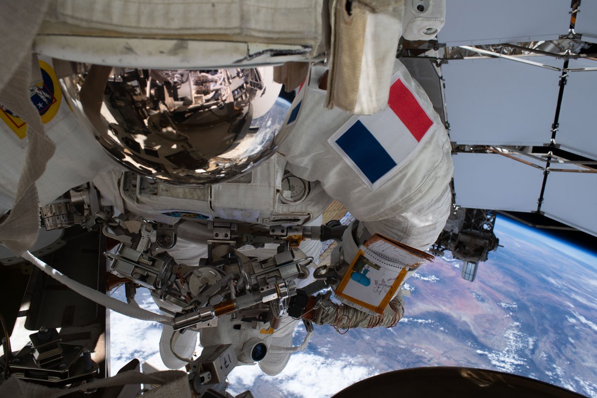 Soph_astro's tweet photo. [🇫🇷 version FR 👇] Day 188 orbit 2915 — A few pictures from my first EVA, straight from Anil's camera... and mine!

📸 @esa / @NASA 

Jour 188, orbite 2915 – Quelques photos de ma première sortie dans l’espace, tout droit sorties de l’appareil photo d’Anil… et du mien !

#εpsilon •@esaspaceflight • @Space_Station • @NASAJohnson • @ESA_fr • @CNES