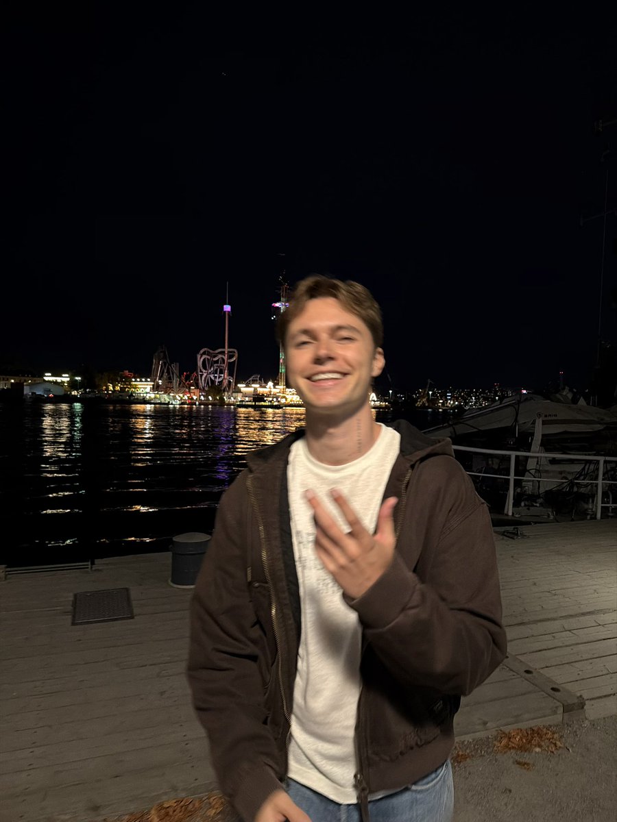 HRVY's tweet photo. 🌚🌚🌚🌚 https://t.co/DoMlQUFwyg