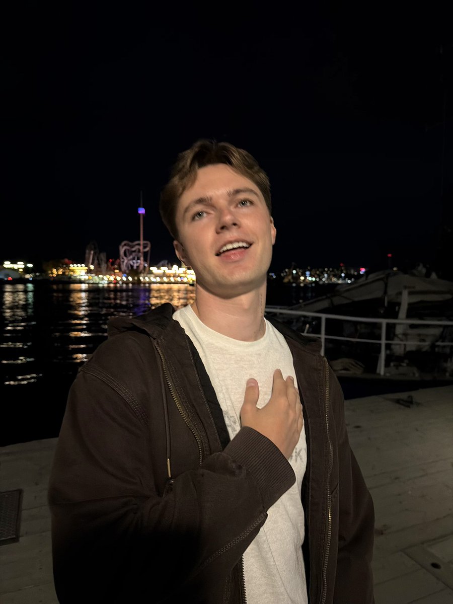 HRVY's tweet photo. 🌚🌚🌚🌚 https://t.co/DoMlQUFwyg