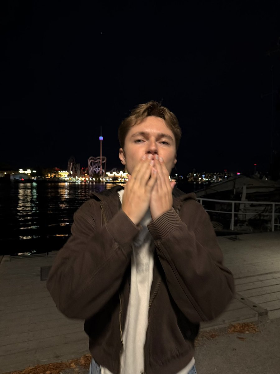 HRVY's tweet photo. 🌚🌚🌚🌚 https://t.co/DoMlQUFwyg