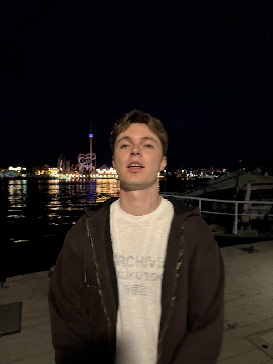 HRVY's tweet photo. 🌚🌚🌚🌚 https://t.co/DoMlQUFwyg