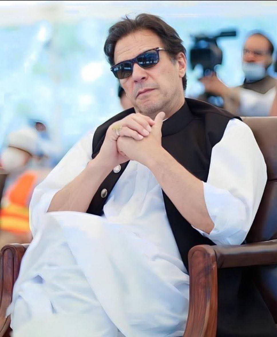 B69401Asif's tweet photo. وہ آئے تو دلوں میں نیا جوش اُتر جائے،
ہر سمت وفاؤں کا اجالا بکھر جائے،
ہم سر اُٹھا کے دیں گے خراجِ تحسین اُنہیں،
جس کی آمد سے امیدوں کا سفر سنور جائے۔
مرشد عمران خان زندہ باد https://t.co/h2UXQoKhfo