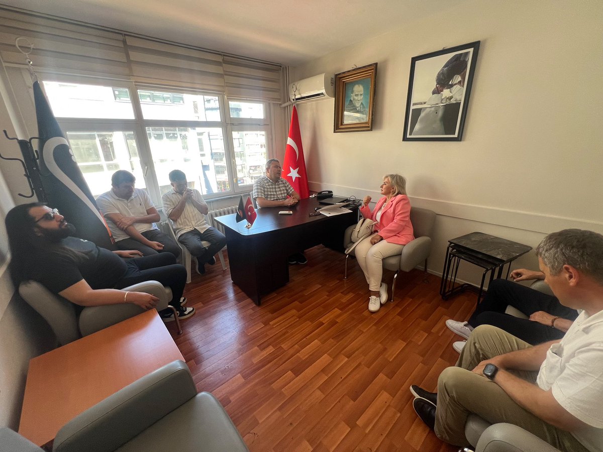 Nimet_Oz_Demir's tweet photo. Türkiye Görme Engelliler Derneği’nde, Dernek Başkanımız Ramazan Koçak ve kıymetli kardeşlerimizle bir araya geldik.

Sohbet ettik, taleplerini ve beklentilerini dinledik; çözüm yolları üzerine konuştuk. Her birinin samimiyeti, azmi ve hayata kattığı değer bizler için çok kıymetli.

Engelleri birlikte aşacağımıza inanıyor; daha erişilebilir, daha adil ve herkes için daha güzel bir Türkiye için çalışmaya devam ediyoruz.

İyi ki varsınız, iyi ki bir aradayız. 🇹🇷

https://t.co/nyNVxDdd51