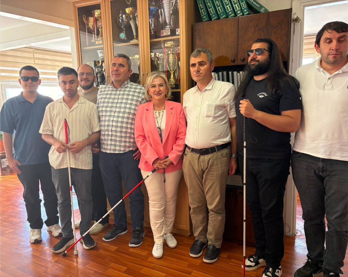Nimet_Oz_Demir's tweet photo. Türkiye Görme Engelliler Derneği’nde, Dernek Başkanımız Ramazan Koçak ve kıymetli kardeşlerimizle bir araya geldik.

Sohbet ettik, taleplerini ve beklentilerini dinledik; çözüm yolları üzerine konuştuk. Her birinin samimiyeti, azmi ve hayata kattığı değer bizler için çok kıymetli.

Engelleri birlikte aşacağımıza inanıyor; daha erişilebilir, daha adil ve herkes için daha güzel bir Türkiye için çalışmaya devam ediyoruz.

İyi ki varsınız, iyi ki bir aradayız. 🇹🇷

https://t.co/nyNVxDdd51
