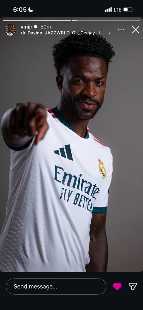sUccessful1o2's tweet photo. Real madrid left winger “ViniciusJNR” co-signs Davido’s “I KNOW WHO I BE”. 👑 https://t.co/l27GqC4vBW