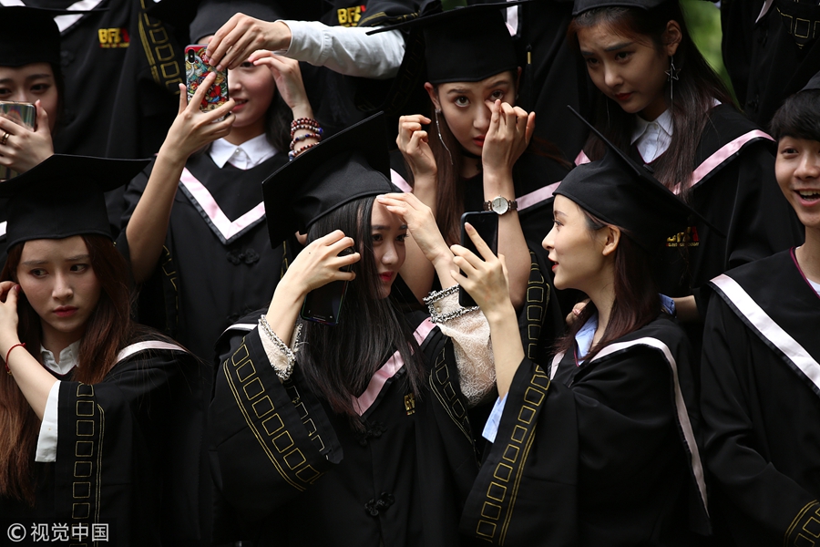 suzielagree1's tweet photo. Grad cap on, future waiting—four years of late nights, loud laughs, and so many memories to carry forward. 2024 grad, let’s go!， https://t.co/zqFM1AVmCY