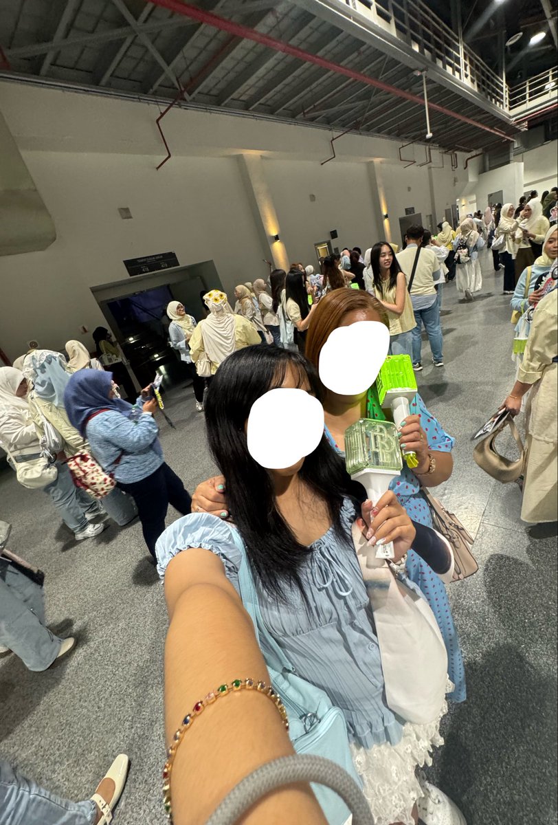 29th4u's tweet photo. omg twin this is me nd my mom as well... congratulations mama u saw 7dream before they turned into 6dream 😭 https://t.co/wkkVXSETbr