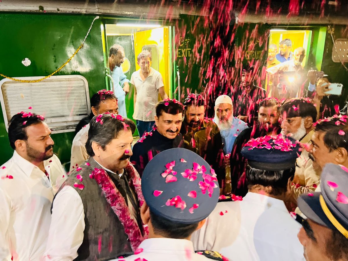 chnaseersidh's tweet photo. لالہ موسی ٹرین افتتاح۔
ممبر قومی اسمبلی چوہدری نصیر احمد عباس سدھو کی خصوصی دلچسپی اور کاوشوں سے بابو پسنجر (205 اپ/206 ڈاؤن) کی بحالی کے بعد ڈی ایس ریلوے نور الدین داوڑ کے ہمراہ افتتاح کر دیا گیا۔اس موقع پر ریلوے حکام میں نور الدین داوڑ ڈی ایس ریلوے راولپنڈی،میڈم وقار النساء ڈی ٹی او راولپنڈی،میڈم عابدہ مریم لودھی ڈی سی او راولپنڈی،سرمد جاوید،عثمان حبیب،عابد حسین،مرتضی علی،سید تبسم رضا ہیڈ کلرک،پارس محبوب اور چوہدری حنیف بٹور اس موقع پر موجود تھے۔ممبر قومی اسمبلی چوہدری نصیر احمد عباس سدھو کے قریبی ساتھیوں میں سابق ممبر ضلع کونسل چوہدری محمدافضال دیونہ،صدر مسلم لیگ ن لالہ موسیٰ جناب سجاد بٹ،سابق ٹکٹ ہولڈر سیف الرحمان بھٹی ایڈووکیٹ،چئیرمین محمداصغروڑائچ،چوہدری طاہرمحمود سدھ،چوہدری محمد ارشد،سیٹھ محمدطفیل کوارڈینیٹر بلدیہ لالہ موسی، شیخ راشد نوید کوارڈینیٹرواپڈا، شیرازمحمود بٹ سابق کونسلر، حاجی شوکت محمودبٹ،سابق ممبرTMA ایڈوائزری کمیٹی لالہ موسیٰ طارق منہاس،سابق نائب صدر بارکھاریاں شیخ وسیم عباس ایڈووکیٹ،بشیراحمد بٹ، طارق زرگر،چوہدری شبیر گوندل چکوڑی شیر غازی،چوہدری یاسر جھنڈے والی،چوہدری مدثر پسوال علی چک،چوہدری حمزہ افضال دیونہ،چوہدری حسن سیدہ بہرام،جعفر حسین بٹ،عبدالناصر مرزا،راجہ کلنٹن،کوارڈینیٹر محکمہ فوڈ اتھارٹی ماسٹرتنویرحسین مہر،توقیر سلیمان بھٹی،سیٹھ سہیل احمد، سیٹھ محمداشرف، محمد رشید قریشی،علی رضابٹ،سلیمان بٹ، عباس خان، ڈپٹی کوارڈینیٹر واپڈامیاں محمد افضل، شیخ اویس،راجہ عبیداللہ،محمداقبال قریشی، خالدمحمودقریشی،شیخ تسلیم،شیخ طلحہ،شیخ سمیر، شیخ عمران شکیل،شیخ محمد ارسلان،راجہ گلریز،محمدفاروق، سجاد احمد،اعجاز احمد، احمداقبال اور سید خوشنود شاہ شامل تھے۔