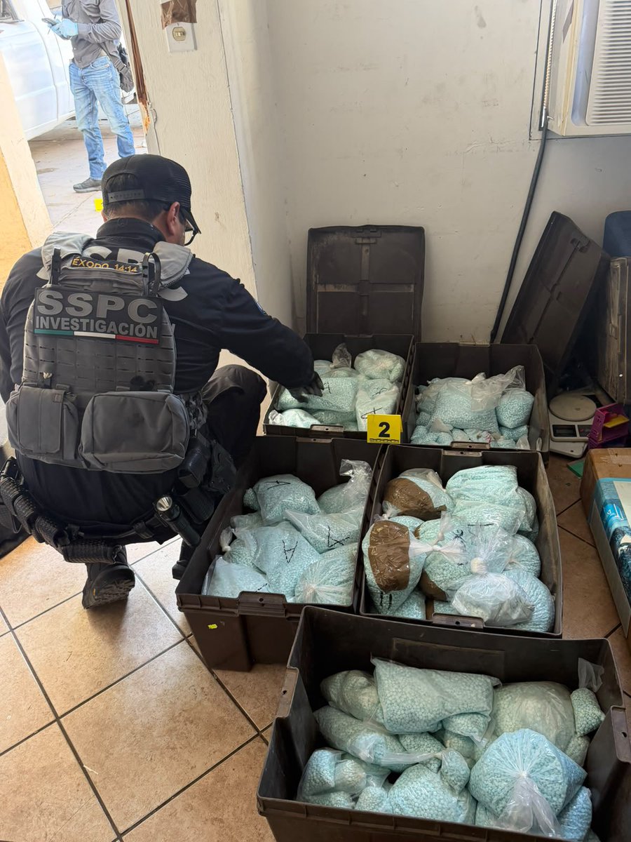 OHarfuch's tweet photo. Derivado del intercambio de información con la @DEAHQ y de trabajos de inteligencia e investigación de autoridades mexicanas en Mexicali, Baja California, elementos de @FGRMexico, @Defensamx1 @SEMAR_mx @SSPCMexico y autoridades estatales ejecutaron una acción operativa en un inmueble vinculado con el grupo delictivo conocido como “Los Rusos”.

Durante el operativo fueron asegurados 120 kilos de pastillas de fentanilo, equivalentes a más de 4 millones de dosis, además de un arma de fuego y vehículos.

La cooperación internacional, acompañada de investigación y capacidad operativa de las instituciones mexicanas, permite traducir información en resultados concretos contra las organizaciones criminales y sus estructuras logísticas.