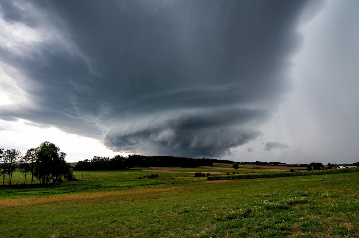 unwetterfreaks's tweet photo. Mehrere Superzellen mit teils großem Hagel zogen heute durch Bayern! Bei Steinberg am See in der Oberpfalz kamen am Nachmittag dabei sogar bis zu 4cm große Hagelkörner vom Himmel. Daneben gab es teils sehr beeindruckende Strukturen wie bei Eurasburg (Bund südlich von Ingolstadt https://t.co/yqk1K3gN3Q