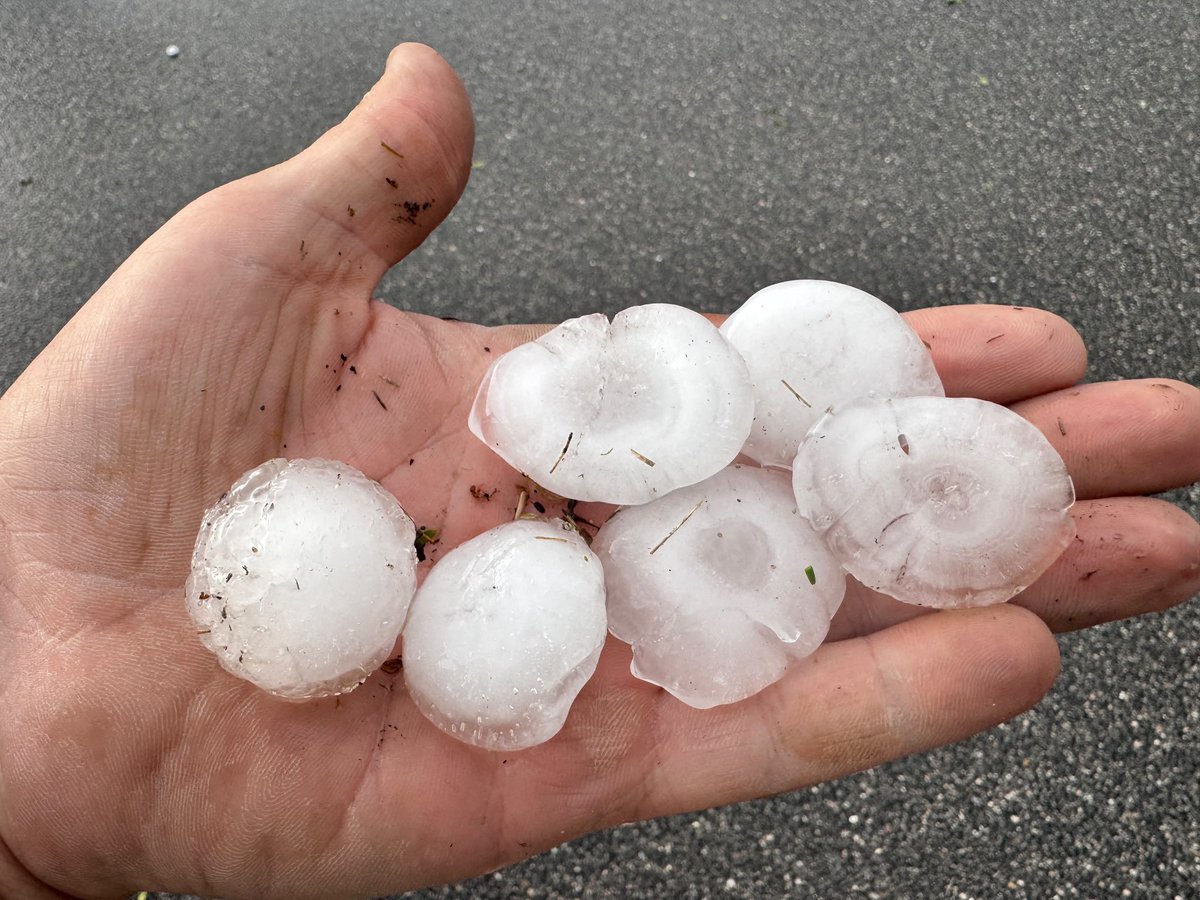unwetterfreaks's tweet photo. Mehrere Superzellen mit teils großem Hagel zogen heute durch Bayern! Bei Steinberg am See in der Oberpfalz kamen am Nachmittag dabei sogar bis zu 4cm große Hagelkörner vom Himmel. Daneben gab es teils sehr beeindruckende Strukturen wie bei Eurasburg (Bund südlich von Ingolstadt https://t.co/yqk1K3gN3Q
