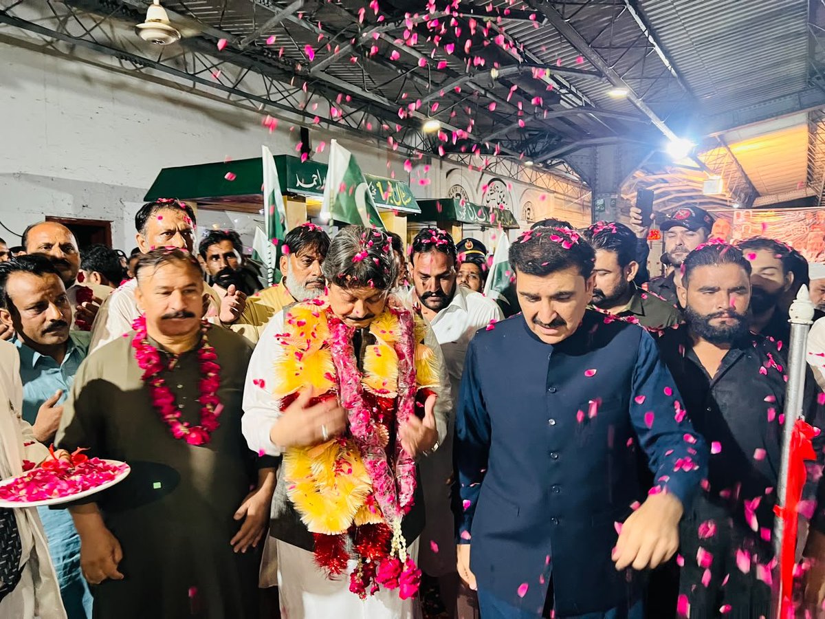 chnaseersidh's tweet photo. لالہ موسی ٹرین افتتاح۔
ممبر قومی اسمبلی چوہدری نصیر احمد عباس سدھو کی خصوصی دلچسپی اور کاوشوں سے بابو پسنجر (205 اپ/206 ڈاؤن) کی بحالی کے بعد ڈی ایس ریلوے نور الدین داوڑ کے ہمراہ افتتاح کر دیا گیا۔اس موقع پر ریلوے حکام میں نور الدین داوڑ ڈی ایس ریلوے راولپنڈی،میڈم وقار النساء ڈی ٹی او راولپنڈی،میڈم عابدہ مریم لودھی ڈی سی او راولپنڈی،سرمد جاوید،عثمان حبیب،عابد حسین،مرتضی علی،سید تبسم رضا ہیڈ کلرک،پارس محبوب اور چوہدری حنیف بٹور اس موقع پر موجود تھے۔ممبر قومی اسمبلی چوہدری نصیر احمد عباس سدھو کے قریبی ساتھیوں میں سابق ممبر ضلع کونسل چوہدری محمدافضال دیونہ،صدر مسلم لیگ ن لالہ موسیٰ جناب سجاد بٹ،سابق ٹکٹ ہولڈر سیف الرحمان بھٹی ایڈووکیٹ،چئیرمین محمداصغروڑائچ،چوہدری طاہرمحمود سدھ،چوہدری محمد ارشد،سیٹھ محمدطفیل کوارڈینیٹر بلدیہ لالہ موسی، شیخ راشد نوید کوارڈینیٹرواپڈا، شیرازمحمود بٹ سابق کونسلر، حاجی شوکت محمودبٹ،سابق ممبرTMA ایڈوائزری کمیٹی لالہ موسیٰ طارق منہاس،سابق نائب صدر بارکھاریاں شیخ وسیم عباس ایڈووکیٹ،بشیراحمد بٹ، طارق زرگر،چوہدری شبیر گوندل چکوڑی شیر غازی،چوہدری یاسر جھنڈے والی،چوہدری مدثر پسوال علی چک،چوہدری حمزہ افضال دیونہ،چوہدری حسن سیدہ بہرام،جعفر حسین بٹ،عبدالناصر مرزا،راجہ کلنٹن،کوارڈینیٹر محکمہ فوڈ اتھارٹی ماسٹرتنویرحسین مہر،توقیر سلیمان بھٹی،سیٹھ سہیل احمد، سیٹھ محمداشرف، محمد رشید قریشی،علی رضابٹ،سلیمان بٹ، عباس خان، ڈپٹی کوارڈینیٹر واپڈامیاں محمد افضل، شیخ اویس،راجہ عبیداللہ،محمداقبال قریشی، خالدمحمودقریشی،شیخ تسلیم،شیخ طلحہ،شیخ سمیر، شیخ عمران شکیل،شیخ محمد ارسلان،راجہ گلریز،محمدفاروق، سجاد احمد،اعجاز احمد، احمداقبال اور سید خوشنود شاہ شامل تھے۔