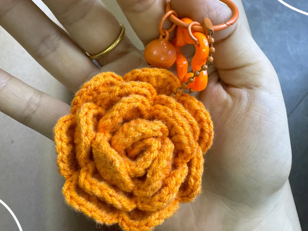 JjamomS's tweet photo. Made this cute felt flower keychain this morning  Super easy DIY for beginners—great little gift for friends! #HandmadeFun #DIYCrafts， https://t.co/t5m5VkLn6Q
