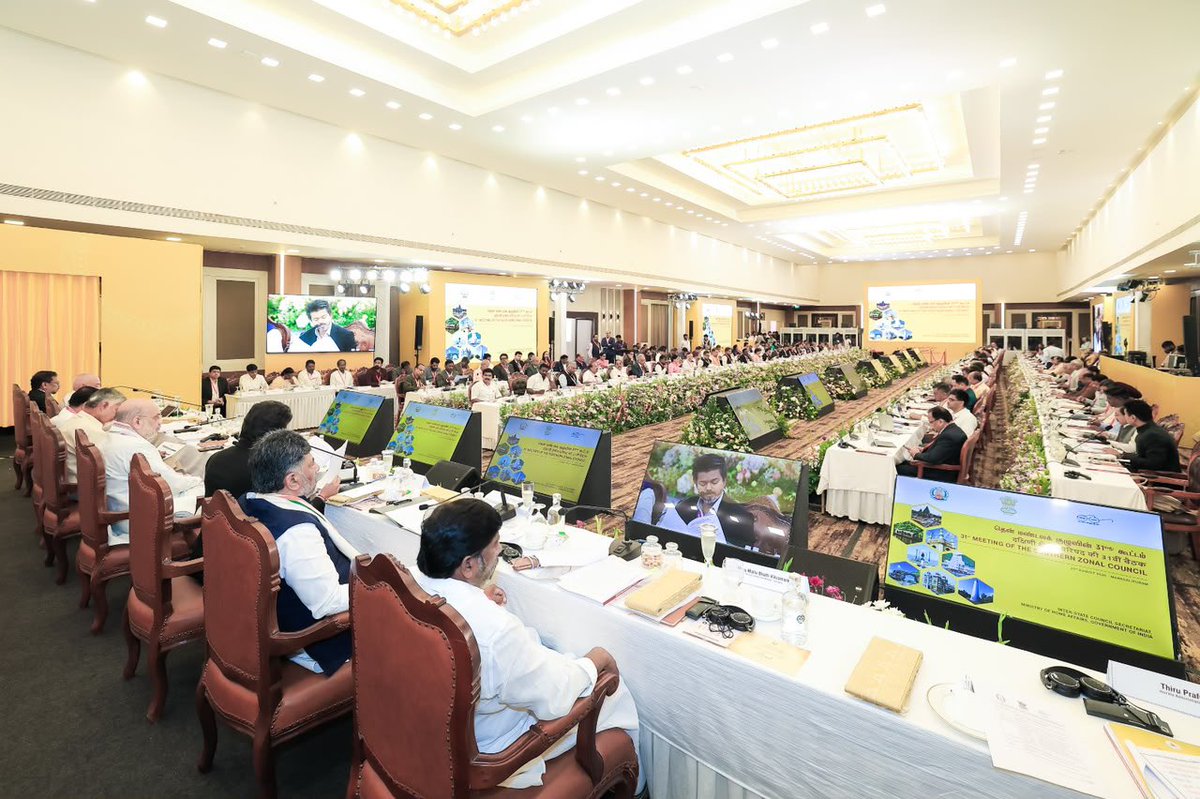 HMOIndia's tweet photo. Union Home Minister and Minister of Cooperation Shri @AmitShah chaired the 31st Meeting of the Southern Zonal Council in Mahabalipuram, Tamil Nadu.

Press Release:
https://t.co/IOy65XmZD7 https://t.co/QRS9ErRI1k