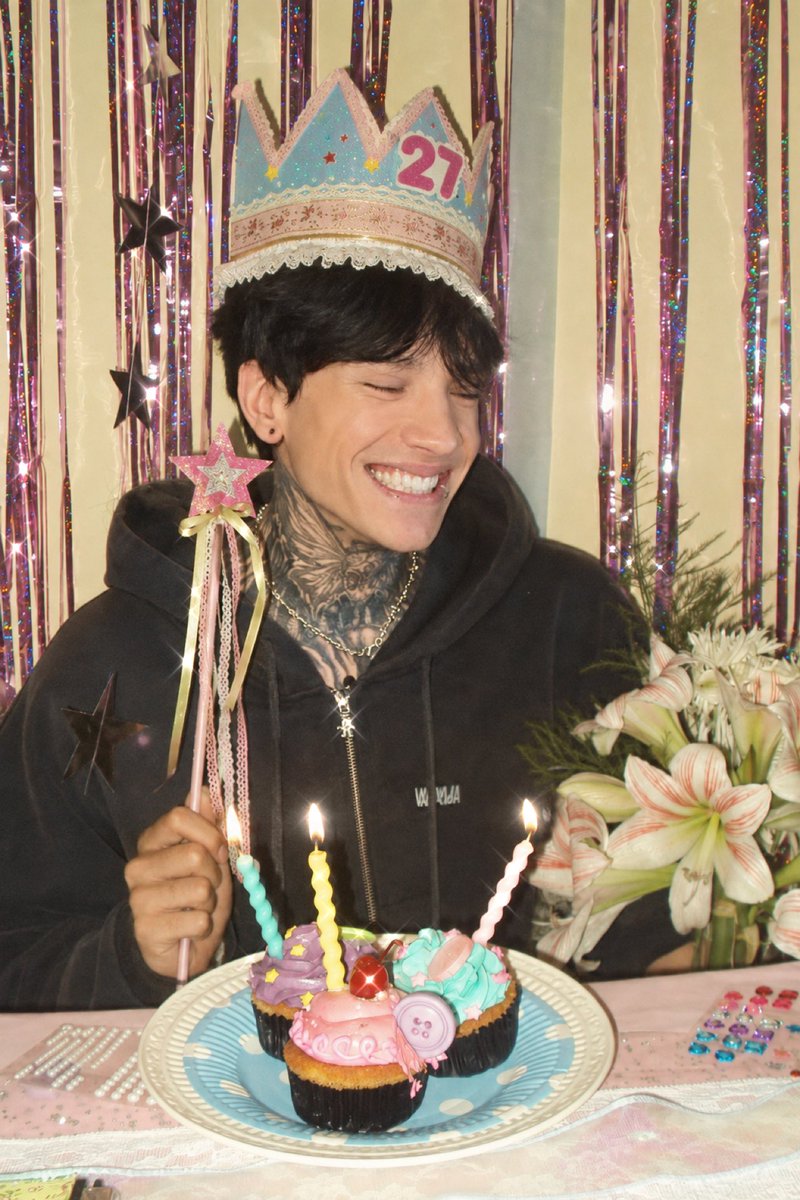 EugeniaVortex's tweet photo. Feliz feliz feliz vuelta al sol mi broliiiii @xCryboy 🥳👽 gracias por elegir seguir estando con nosotras y compartir este día tan especial como cada añito ✨🖤🎂

𝙏𝙀 𝙍𝙀𝘾𝙊𝙉𝙏𝙍𝘼 𝙌𝙐𝙄𝙀𝙍𝙊 𝘾𝙃𝘼𝙑𝘼𝙇 🫂❤️‍🩹
#Crycum27
FELIZ CUMPLE XCRY https://t.co/nYknFFqC6l