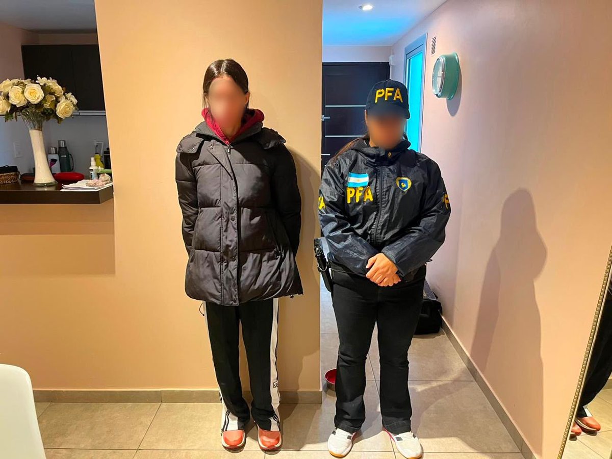 Hechosanderecho's tweet photo. #Smurfing
Imágenes del operativo por la red criminal que utilizaba identidades de personas vulnerables paa abrir cuentas y ocultar fondos provenientes de un casino clandestino.
Según lo probado, los damnificados eran seducidos, debido a su situación económica, a realizarse validaciones biométricas a cambio de una suma de dinero, por lo que entregaban su documentación y permitían tomarse varias fotografías. Con esos datos, los sospechosos abrían cuentas bancarias y billeteras virtuales que, si bien figuraban a nombre de los damnificados, tanto los teléfonos, como los correos electrónicos, los dispositivos y las claves quedaban bajo su control.
El ardid proseguía cuando estas cuentas recibían transferencias y luego eran vaciadas rápidamente. De ese modo, el dinero circulaba por billeteras virtuales, terminales de pago, operaciones financieras de supuestos arbitrajes y criptoactivos, incrementando progresivamente la distancia con su origen verdadero.
En ese aspecto, los uniformados de la PFA lograron determinar que parte de los fondos provenían de un casino online que operaba de manera clandestina.
Asimismo, identificaron a tres personas (dos hombres y una funcionaria del Ministerio Público bonaerense), sindicados de haber llevado adelante el desarrollo de estas maniobras. De acuerdo con lo probado por los investigadores, la mujer se habría encargado de la captación de las víctimas, mientras que los otros se habrían dedicado tanto de la apertura y administración de las cuentas abiertas como así también en los manejos financieros, los cuales ascenderían a 27 mil millones de pesos en escasos meses.
Respecto a ellos, localizaron un total de nueve domicilios en las provincias de Buenos Aires y Córdoba, los cuales tendrían vinculación con la causa.
En efecto, el Juzgado de Garantías N°6 del Departamento Judicial de La Plata a cargo del Dr. Agustín Carlos Crispo, ordenó los allanamientos sobre los inmuebles ubicados en las calles 49, de La Plata; General Acha, de Quilmes; Francia y Misiones, de la localidad cordobesa de La Falda; y Bélgica, Diagonal Pueyrredón, Aristóbulo del Valle, Avenida Constitución, José Peralta Ramos y Dorrego, en Mar del Plata.
Durante los procedimientos, que se realizaron mancomunadamente con personal de la División Unidad Operativa de Investigaciones Especiales (DUOIE) Mar del Plata, se detuvieron a los tres sospechosos y se incautaron una pistola calibre 9mm, 17 teléfonos celulares, un automóvil de alta gama, cuatro notebooks, seis CPU, tres pendrives, seis posnet, dos DVR, dos discos rígidos y otros dos extraíbles, 2.787.440 pesos argentinos, 3.300 dólares estadounidenses, 3.490 pesos uruguayos y 50 dólares de Hong Kong.