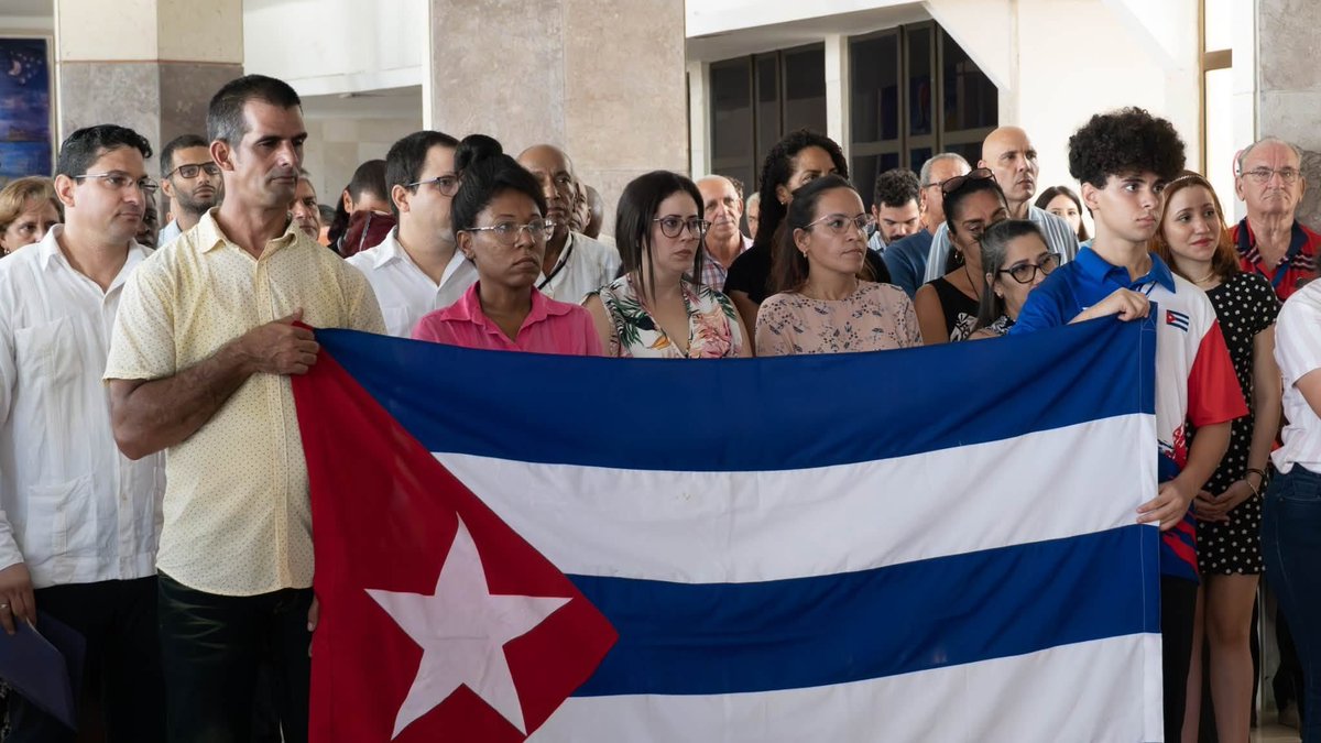 MMarreroCruz's tweet photo. Ya en la Patria nuestros diplomáticos, expulsados de República Dominicana sin justificación alguna. 

Sabemos que pusieron en alto los principios de la diplomacia revolucionaria.

Pese a presiones y amenazas, #CubaNoEstáSola ni lo estará. https://t.co/pItYP47g0H