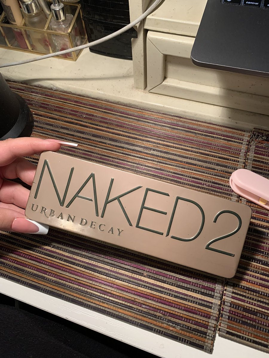 cozyvictoria's tweet photo. Finally finished an ancient relic (eyeshadow palette from 8 years ago) it’s like a reward https://t.co/6boCl07Poc
