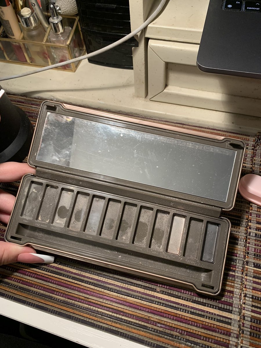 cozyvictoria's tweet photo. Finally finished an ancient relic (eyeshadow palette from 8 years ago) it’s like a reward https://t.co/6boCl07Poc