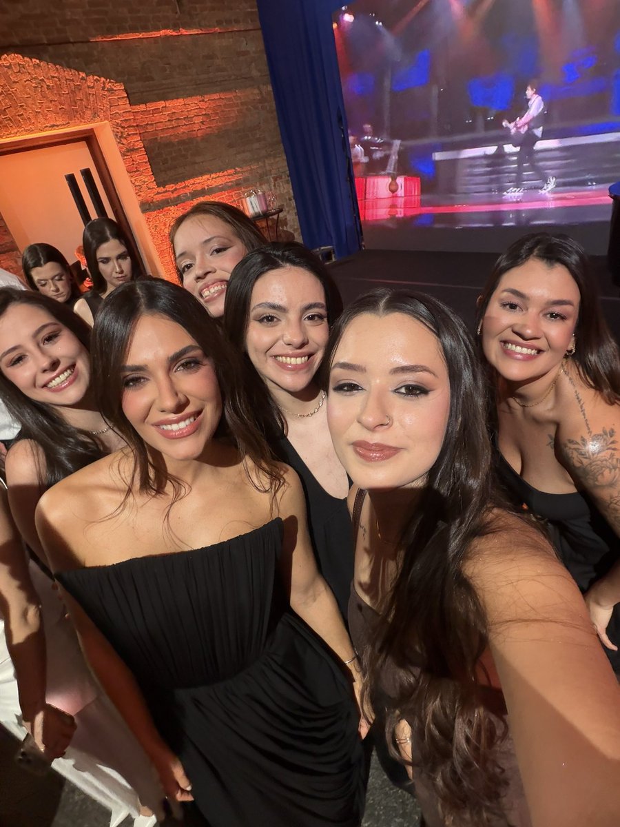 luanbye's tweet photo. jade e as super fãs dela https://t.co/XS4zl7UXAf