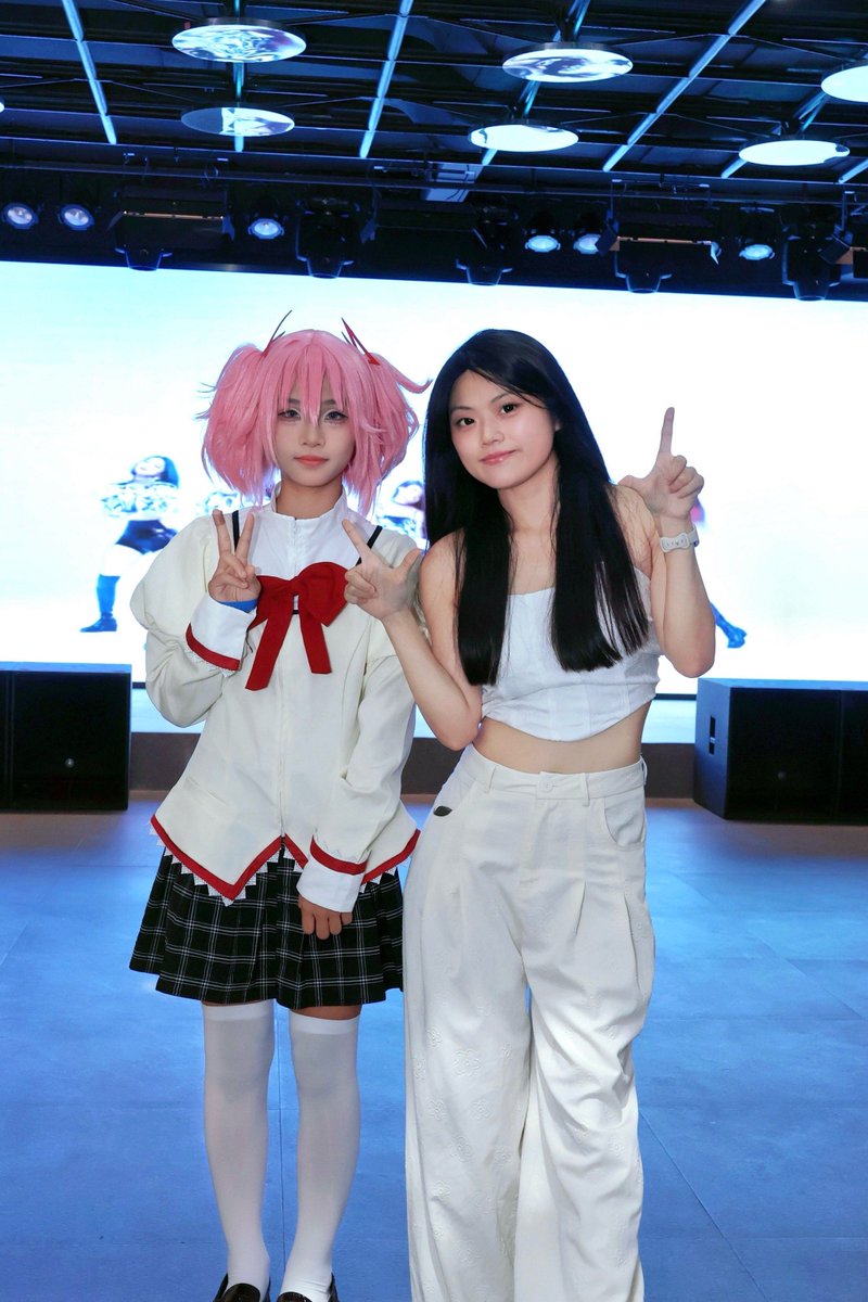 GVuaGR0yzZVUrFc's tweet photo. [Just had the most amazing day at Comiket!  Met so many talented creators, got awesome merch, and the cosplays blew my mind—will definitely be back next year!]， https://t.co/0rNwDADQE2