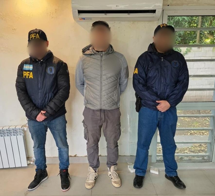 Hechosanderecho's tweet photo. #Smurfing
Imágenes del operativo por la red criminal que utilizaba identidades de personas vulnerables paa abrir cuentas y ocultar fondos provenientes de un casino clandestino.
Según lo probado, los damnificados eran seducidos, debido a su situación económica, a realizarse validaciones biométricas a cambio de una suma de dinero, por lo que entregaban su documentación y permitían tomarse varias fotografías. Con esos datos, los sospechosos abrían cuentas bancarias y billeteras virtuales que, si bien figuraban a nombre de los damnificados, tanto los teléfonos, como los correos electrónicos, los dispositivos y las claves quedaban bajo su control.
El ardid proseguía cuando estas cuentas recibían transferencias y luego eran vaciadas rápidamente. De ese modo, el dinero circulaba por billeteras virtuales, terminales de pago, operaciones financieras de supuestos arbitrajes y criptoactivos, incrementando progresivamente la distancia con su origen verdadero.
En ese aspecto, los uniformados de la PFA lograron determinar que parte de los fondos provenían de un casino online que operaba de manera clandestina.
Asimismo, identificaron a tres personas (dos hombres y una funcionaria del Ministerio Público bonaerense), sindicados de haber llevado adelante el desarrollo de estas maniobras. De acuerdo con lo probado por los investigadores, la mujer se habría encargado de la captación de las víctimas, mientras que los otros se habrían dedicado tanto de la apertura y administración de las cuentas abiertas como así también en los manejos financieros, los cuales ascenderían a 27 mil millones de pesos en escasos meses.
Respecto a ellos, localizaron un total de nueve domicilios en las provincias de Buenos Aires y Córdoba, los cuales tendrían vinculación con la causa.
En efecto, el Juzgado de Garantías N°6 del Departamento Judicial de La Plata a cargo del Dr. Agustín Carlos Crispo, ordenó los allanamientos sobre los inmuebles ubicados en las calles 49, de La Plata; General Acha, de Quilmes; Francia y Misiones, de la localidad cordobesa de La Falda; y Bélgica, Diagonal Pueyrredón, Aristóbulo del Valle, Avenida Constitución, José Peralta Ramos y Dorrego, en Mar del Plata.
Durante los procedimientos, que se realizaron mancomunadamente con personal de la División Unidad Operativa de Investigaciones Especiales (DUOIE) Mar del Plata, se detuvieron a los tres sospechosos y se incautaron una pistola calibre 9mm, 17 teléfonos celulares, un automóvil de alta gama, cuatro notebooks, seis CPU, tres pendrives, seis posnet, dos DVR, dos discos rígidos y otros dos extraíbles, 2.787.440 pesos argentinos, 3.300 dólares estadounidenses, 3.490 pesos uruguayos y 50 dólares de Hong Kong.