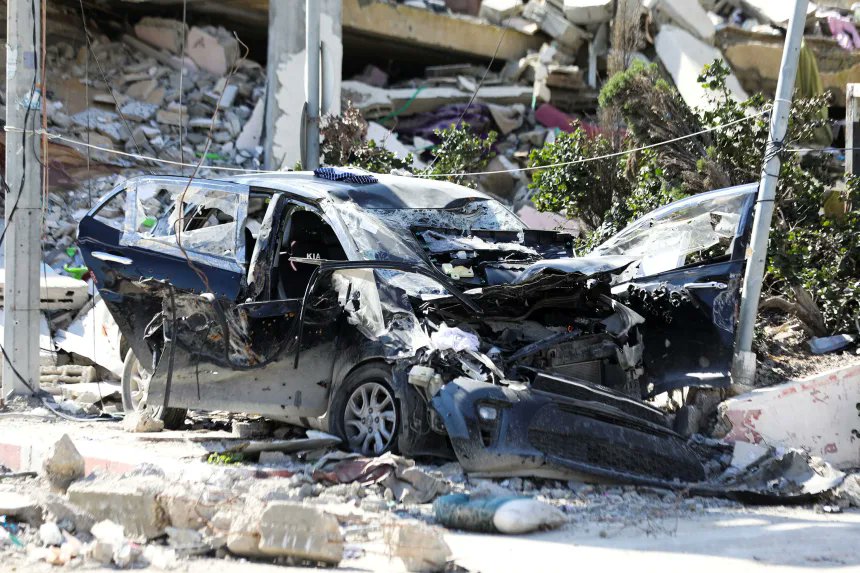 InfosFrancaises's tweet photo. 🇵🇸 Gaza : "J’ai si peur, s’il vous plaît, venez".
Israël a finalement admis que ses troupes avaient tiré sur la voiture où se trouvait Hind Rajab, fillette de 5 ans retrouvée morte dans un véhicule criblé de balles, plusieurs jours après que la petite fille a été entendue pour la dernière fois, lors d’un long appel téléphonique avec le Croissant-Rouge palestinien, le 29 janvier 2024. Elle était restée coincée des heures sous les corps des membres de sa famille, dans une voiture au milieu des tirs israéliens à Gaza.

Les enregistrements originaux de son appel aux services d'urgence ont été intégrés au film documentaire nommé aux Oscars "La voix d'Hind Rajab", qui avait reçu une ovation debout de 24 minutes lors de sa présentation à la Mostra de Venise.