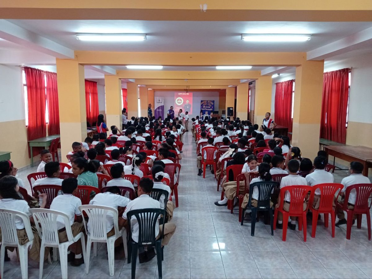 ecu911Ibarra's tweet photo. 📍 #Esmeraldas 👧🏻👦🏻📚 | 198 estudiantes de la Unidad Educativa Fiscomisional Nuevo Ecuador participaron en una charla sobre el buen uso de la #LíneaÚnicaParaEmergencias 9-1-1, socializada por el Jefe del Centro Operativo Local #ECU911 Esmeraldas, @cristianpradoA.

Durante el encuentro conocieron cómo reportar correctamente una emergencia, qué información proporcionar y cómo, desde el @ECU911_ se coordina con las instituciones de primera respuesta para despachar los recursos necesarios y brindar atención oportuna a quienes lo necesitan. 🚑🚒🚓.