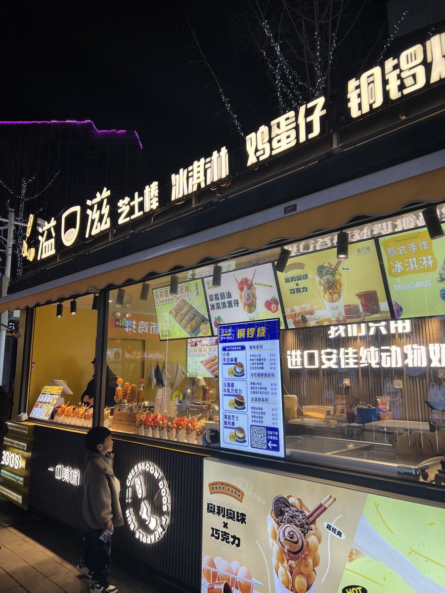 dolly_brock's tweet photo. Craving late-night street eats  This crispy fried taco stuffed with spiced beef and fresh cilantro is the perfect cheap, tasty pick-me-up after a long day. Stop by the cart on 5th Ave tonight! https://t.co/qJspEeHcYH